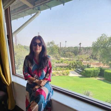 Ms Rinku in Opposite Osia Hypermart Satellite