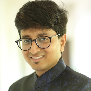 Eduniti Physics By Mohit Goenka in J9 Highstreet Vesu